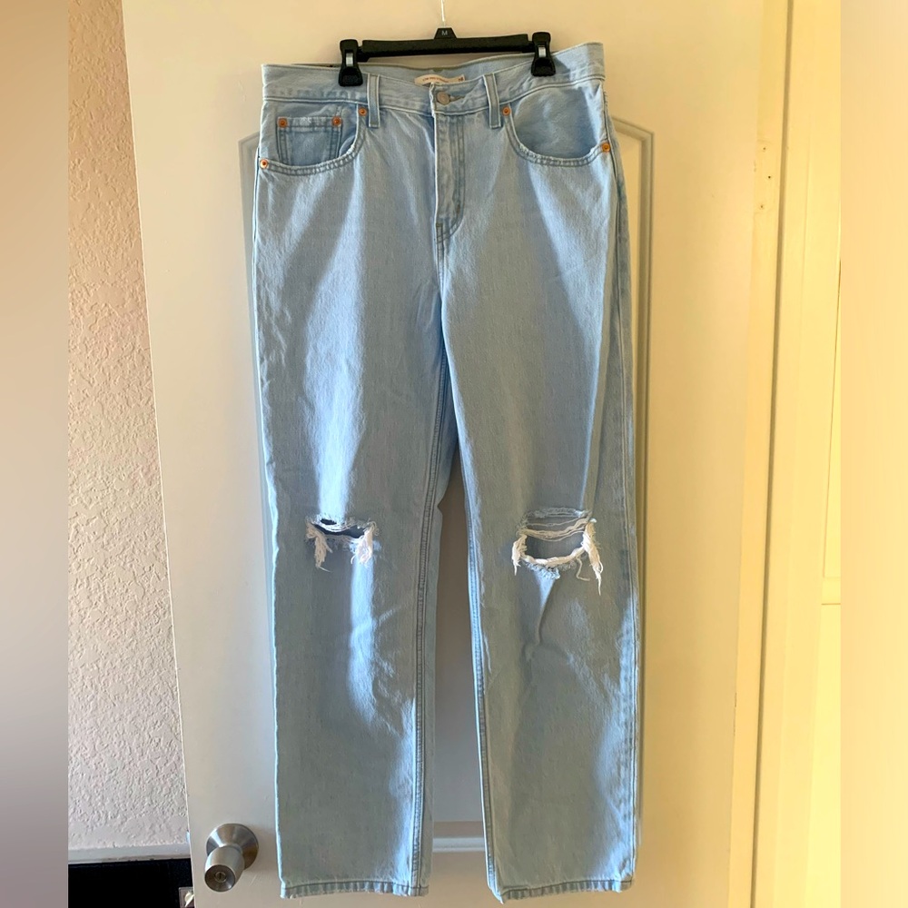 90’s style light wash Levi’s jeans